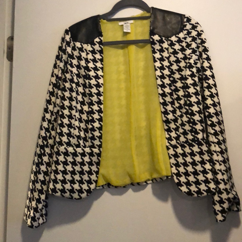 Women’s small houndstooth print blazer